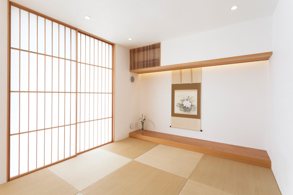Idée de décoration pour une salle de séjour fermée avec un mur multicolore, un sol de tatami, aucune cheminée, aucun téléviseur et un sol beige.