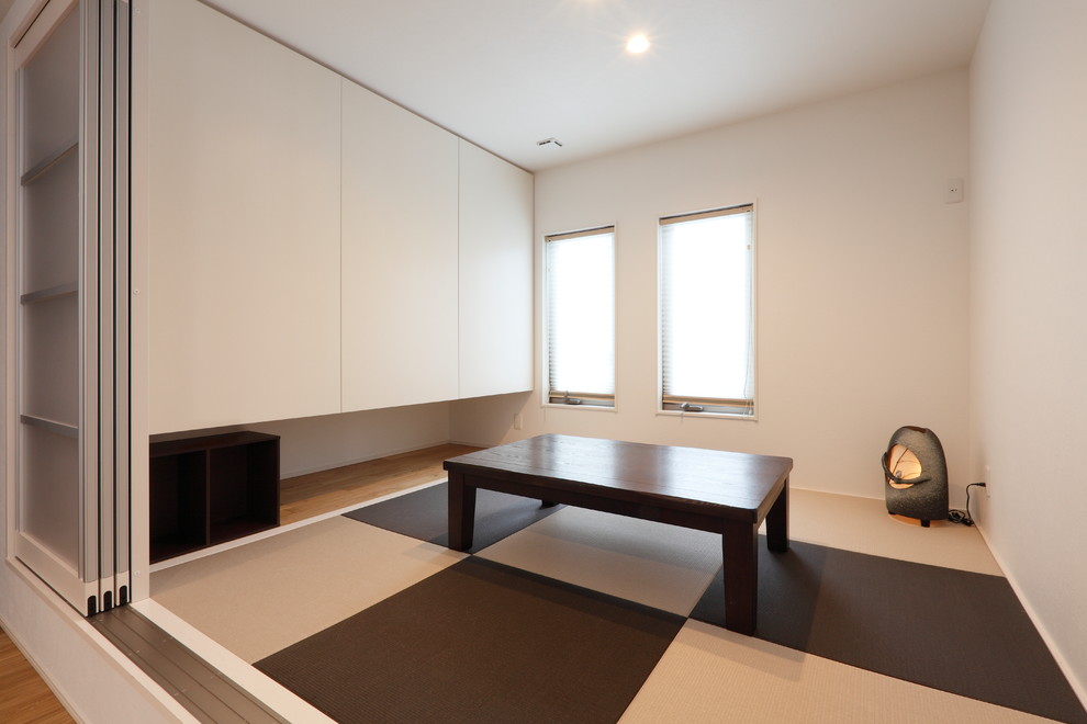 Diseño de sala de estar cerrada contemporánea sin chimenea con paredes blancas, tatami y suelo multicolor