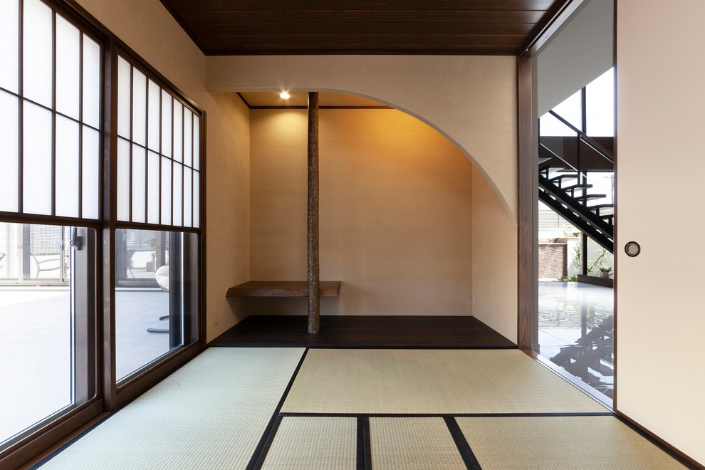 Idee per un piccolo soggiorno etnico chiuso con pareti beige, pavimento in tatami e pavimento verde