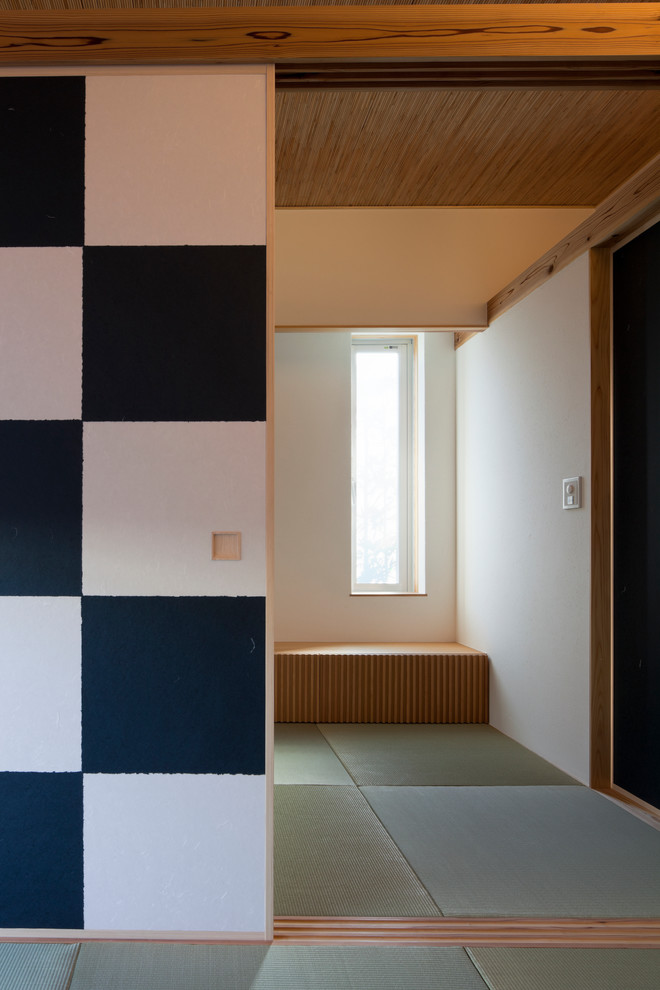 Пример оригинального дизайна: изолированная гостиная комната среднего размера в стиле модернизм с белыми стенами, татами и зеленым полом без камина, телевизора
