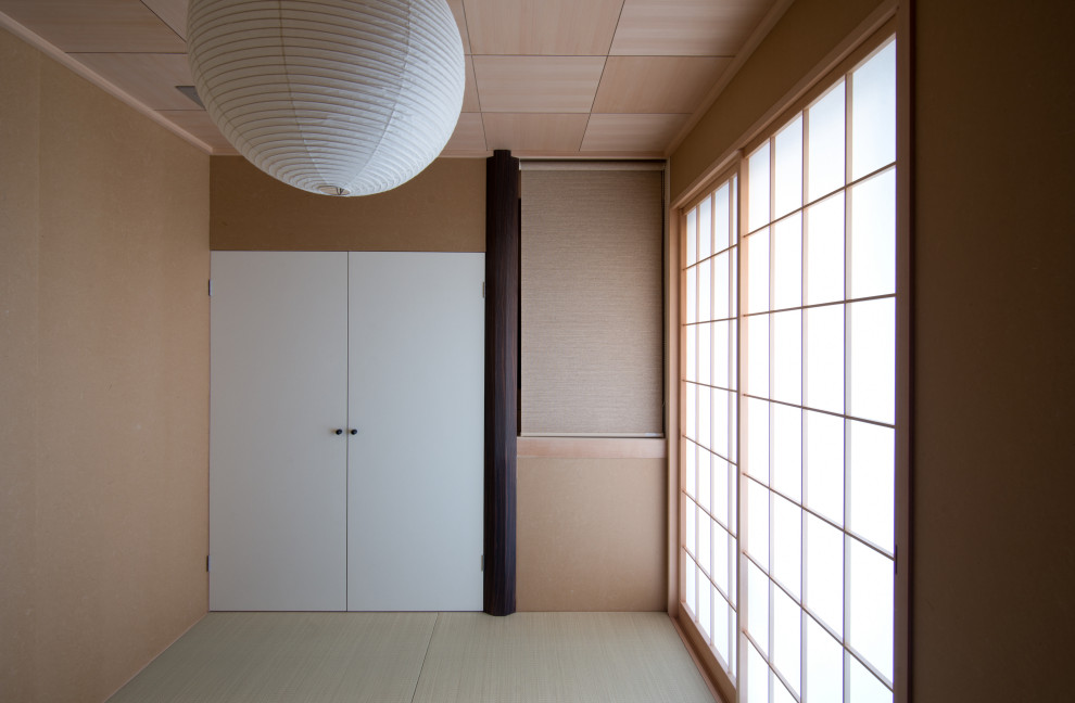 Ejemplo de sala de estar moderna con tatami y suelo beige