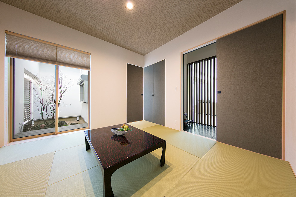 和風のおしゃれな独立型ファミリールーム (白い壁、畳、暖炉なし、テレビなし、緑の床) の写真