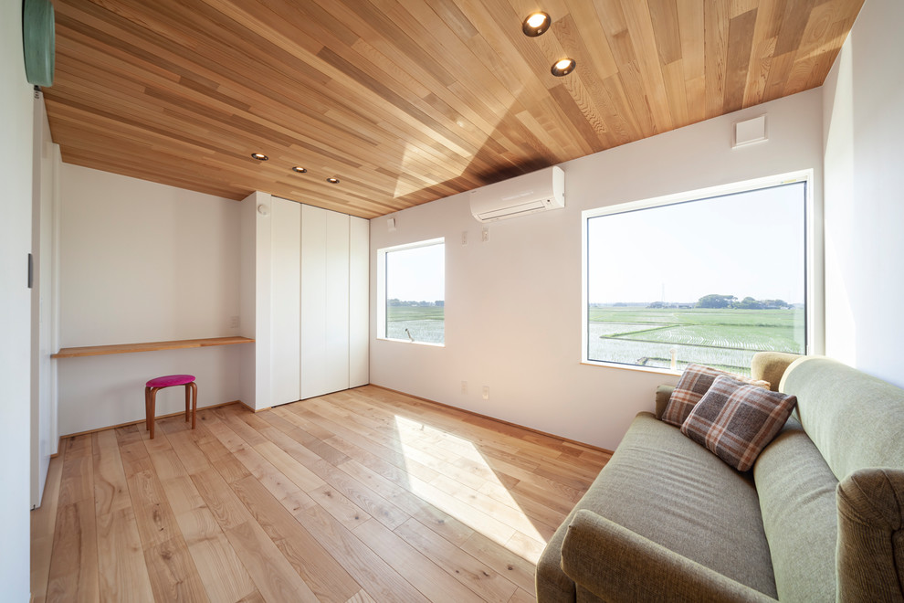 Modelo de sala de estar de estilo zen con paredes blancas, estufa de leña y suelo marrón