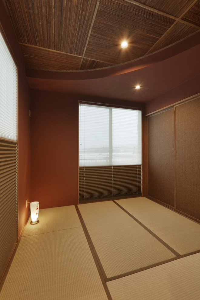 Свежая идея для дизайна: изолированная гостиная комната с оранжевыми стенами, татами и зеленым полом - отличное фото интерьера