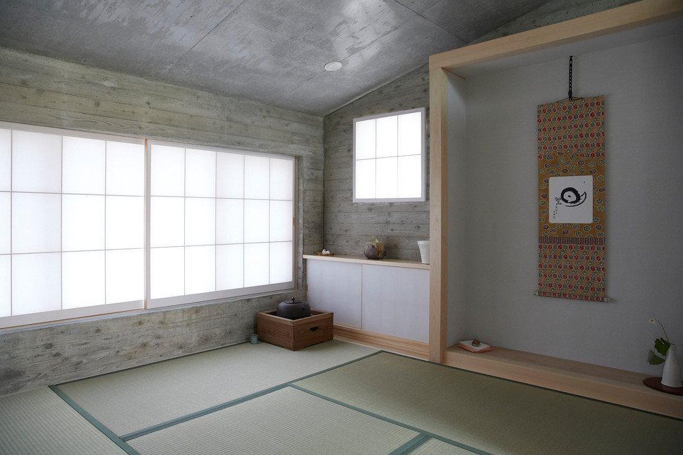 Inspiration pour une salle de séjour asiatique avec un mur gris, un sol de tatami et un sol vert.
