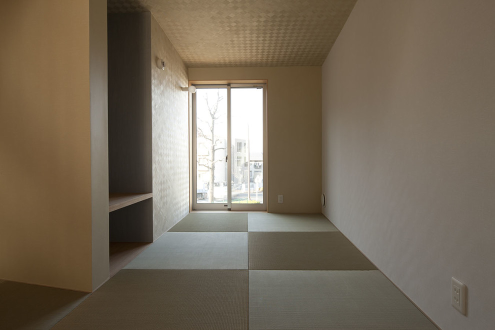 Photo of a small world-inspired enclosed games room in Tokyo Suburbs with beige walls, tatami flooring, no fireplace, no tv and beige floors.