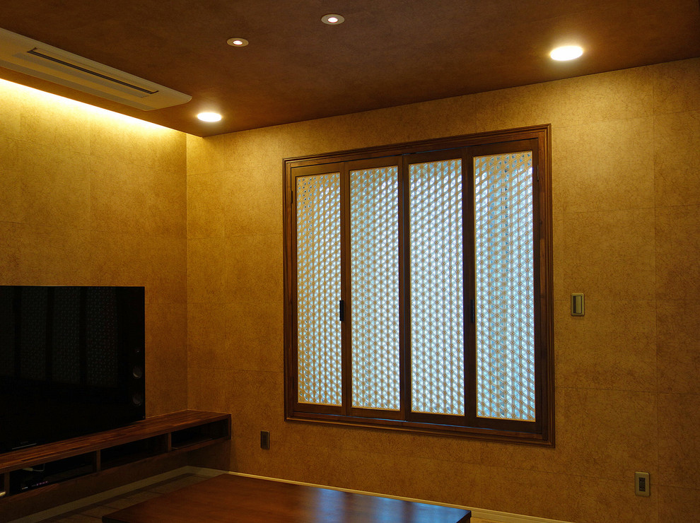 Idée de décoration pour une salle de séjour ouverte avec un mur blanc, un sol en liège, un téléviseur fixé au mur et un sol beige.