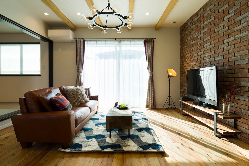 Стильный дизайн: гостиная комната в восточном стиле с белыми стенами, отдельно стоящим телевизором и коричневым полом - последний тренд