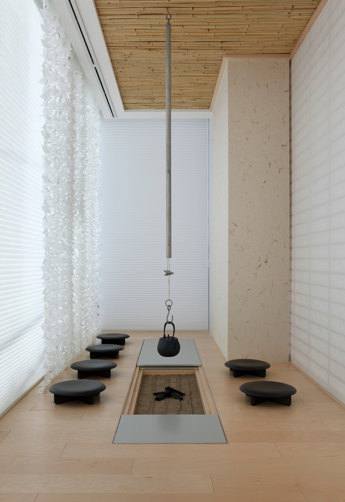 Cette photo montre une salle de séjour asiatique avec parquet clair, un mur blanc et un sol marron.