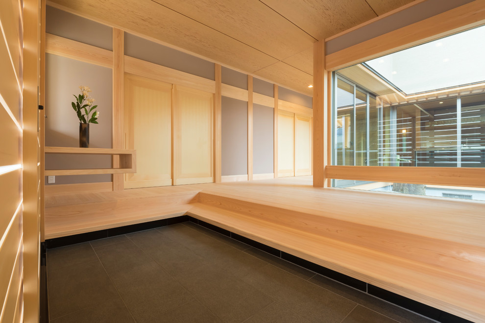 Foto de sala de estar abierta de estilo zen con paredes grises, suelo de madera clara y suelo beige