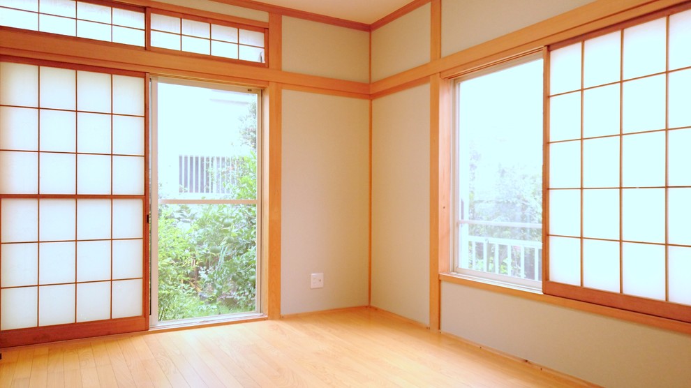 Asiatisches Wohnzimmer ohne Kamin mit grüner Wandfarbe, braunem Holzboden und orangem Boden in Sonstige