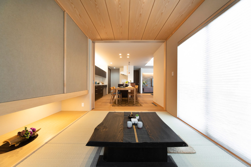 Ispirazione per un soggiorno etnico chiuso con pareti bianche, pavimento in tatami e pavimento verde