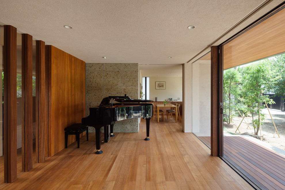 Idee per un soggiorno moderno con parquet chiaro e pavimento marrone