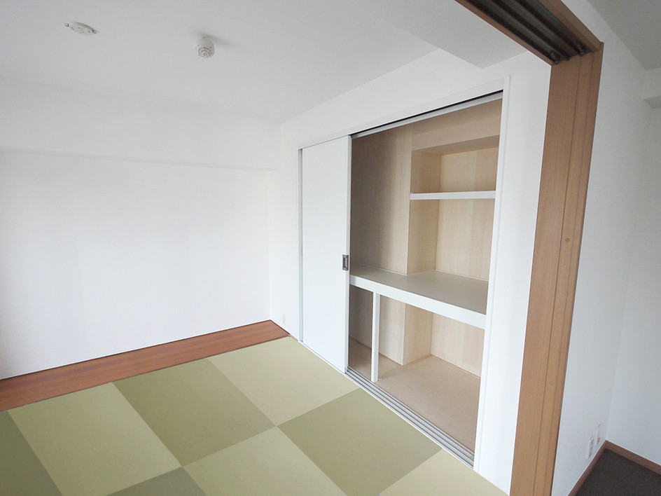 Immagine di un soggiorno moderno aperto con pareti bianche, pavimento in tatami e pavimento verde