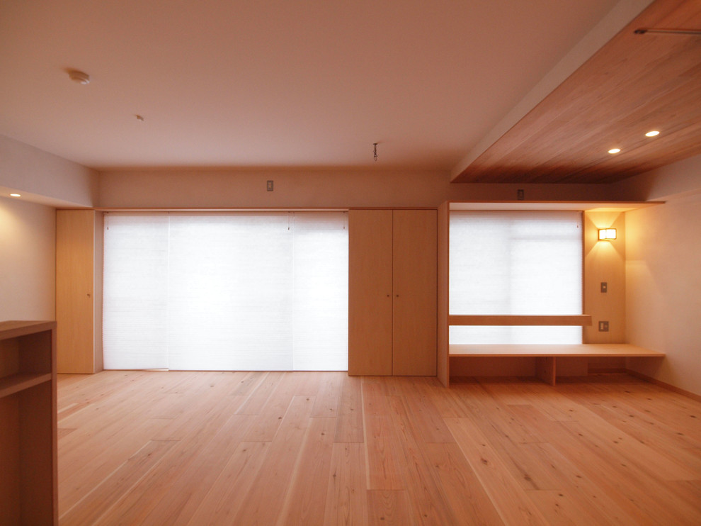 Свежая идея для дизайна: открытая гостиная комната в скандинавском стиле с белыми стенами, паркетным полом среднего тона и коричневым полом - отличное фото интерьера