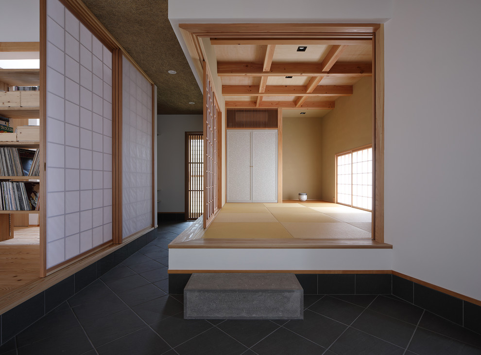 Diseño de sala de estar de estilo zen con paredes marrones, tatami y suelo marrón