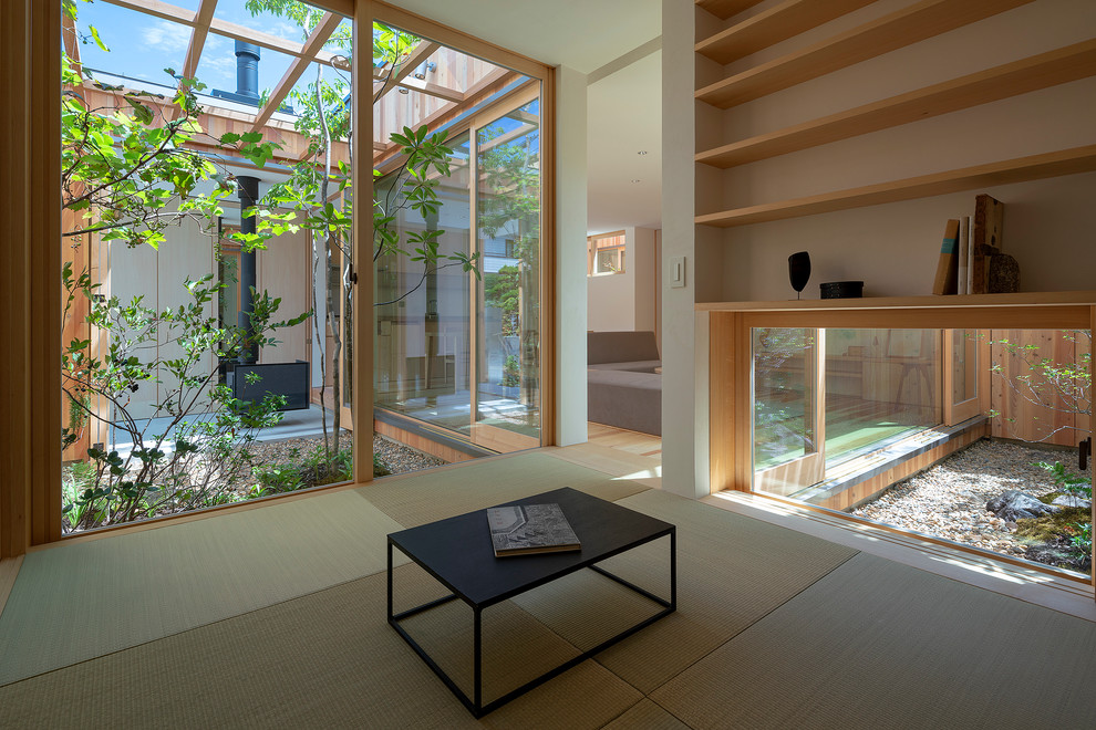 Kleines, Fernseherloses, Abgetrenntes Asiatisches Wohnzimmer ohne Kamin mit weißer Wandfarbe, Tatami-Boden und grünem Boden in Osaka