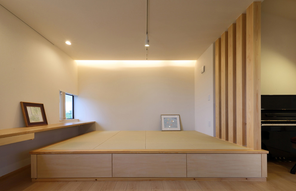 Diseño de sala de estar asiática con tatami y suelo verde