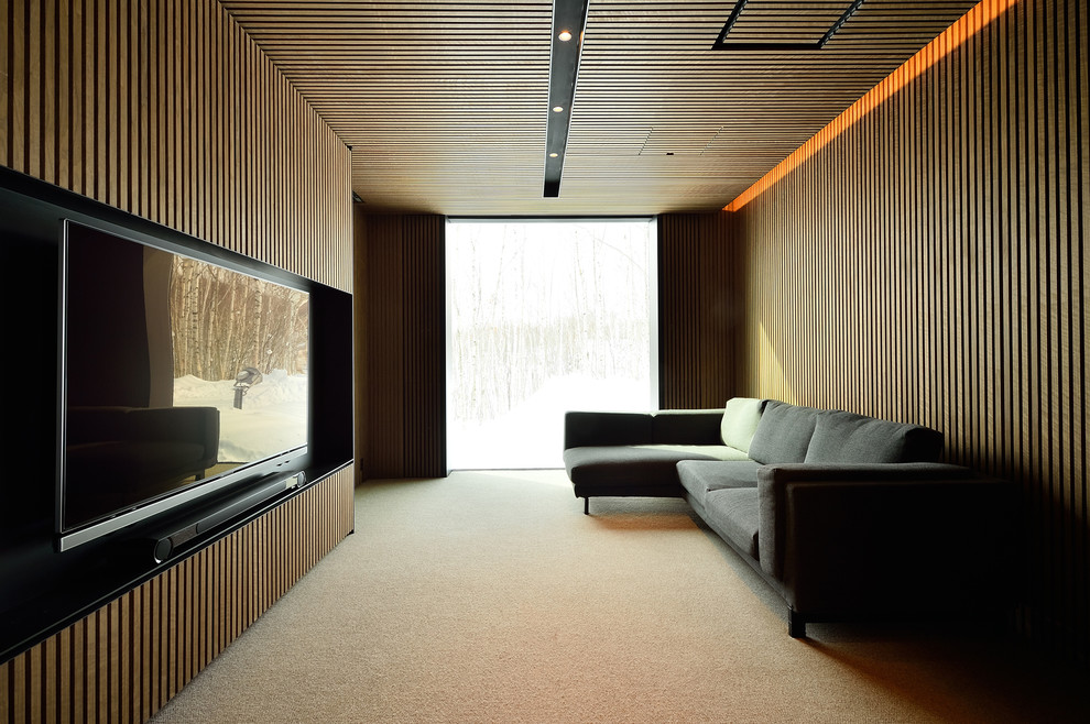 Idee per un soggiorno moderno con pareti marroni, nessun camino, parete attrezzata, pavimento beige, pareti in legno e tappeto