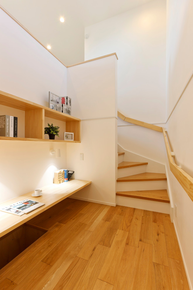Foto de sala de estar escandinava con paredes blancas, suelo de madera en tonos medios y suelo marrón