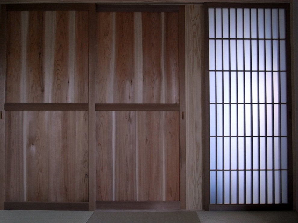 東京23区にある中くらいな和風のおしゃれな独立型ファミリールーム (ライブラリー、白い壁、畳、暖炉なし、テレビなし) の写真