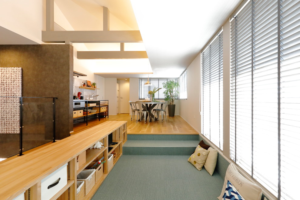 Свежая идея для дизайна: большая открытая гостиная комната в стиле модернизм с белыми стенами, ковровым покрытием, отдельно стоящим телевизором и бирюзовым полом без камина - отличное фото интерьера