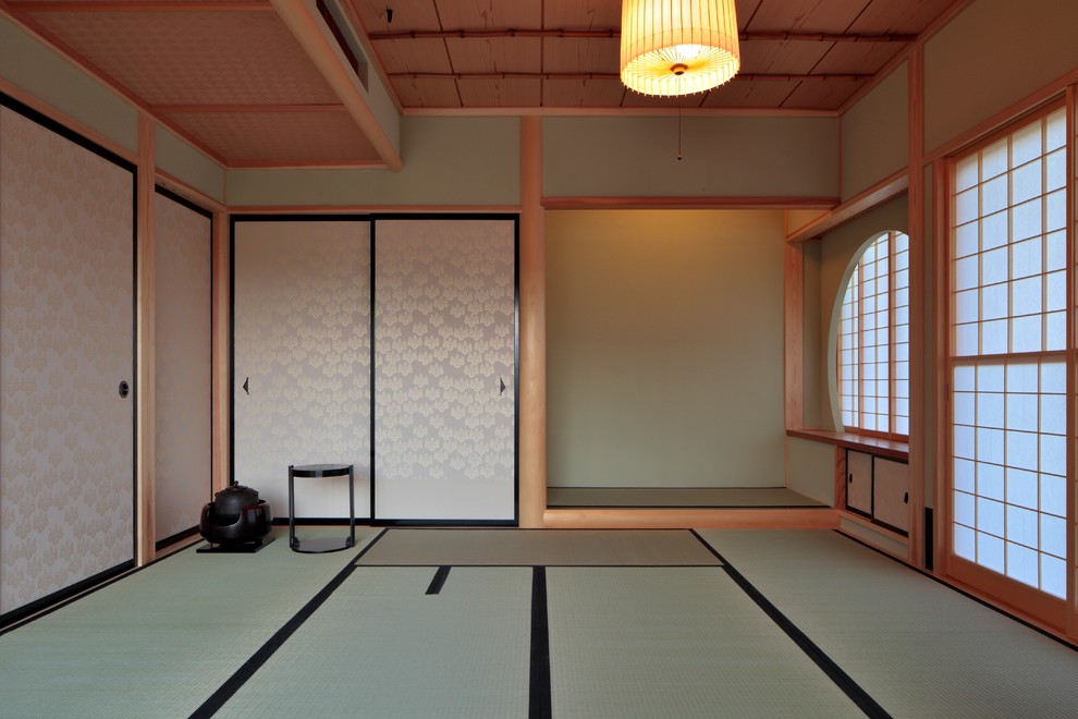 Diseño de sala de estar cerrada asiática sin televisor con paredes verdes, tatami y suelo verde