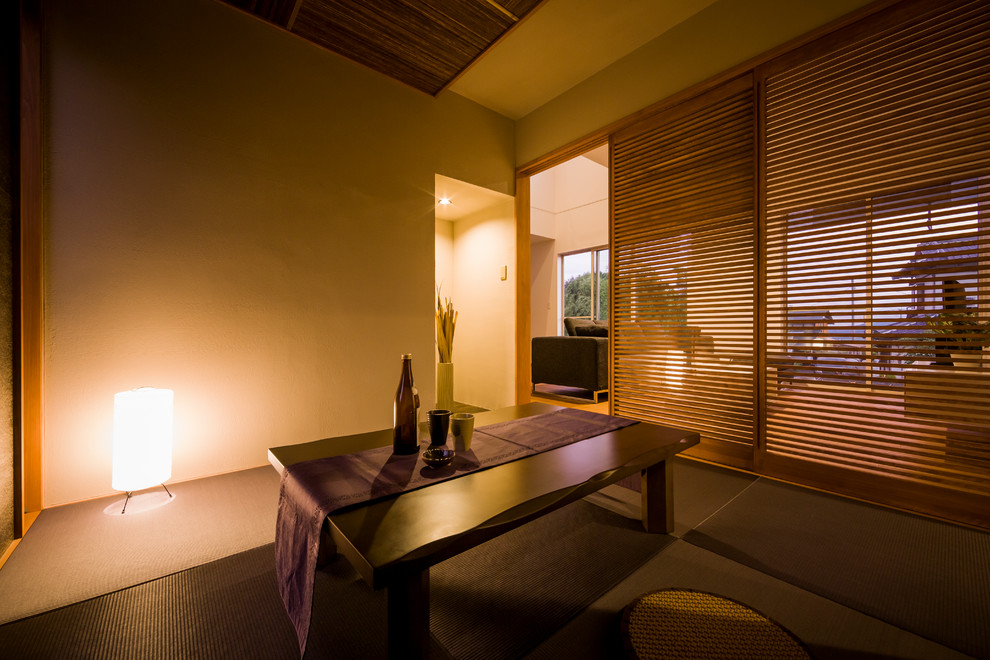 Идея дизайна: изолированная гостиная комната в стиле модернизм с бежевыми стенами, татами и фиолетовым полом