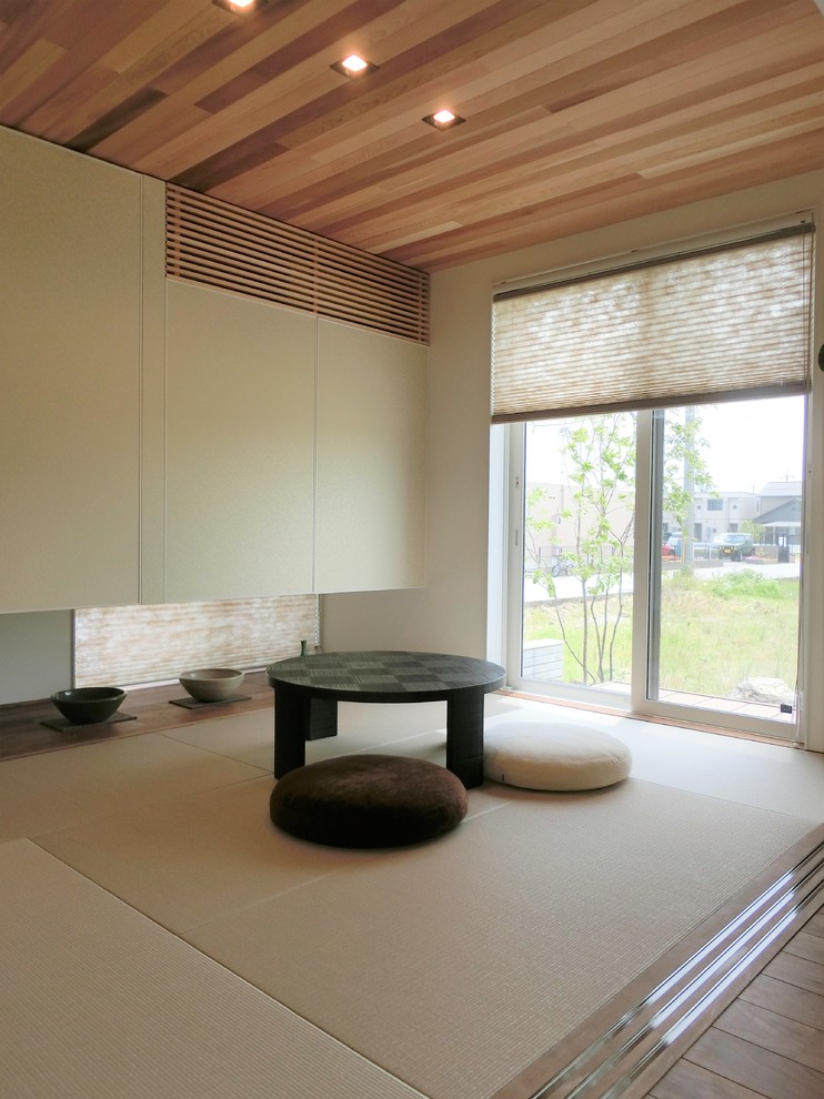 Modelo de sala de estar cerrada con paredes blancas, tatami y suelo marrón