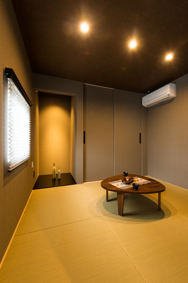 Idee per un soggiorno etnico chiuso con pareti grigie, pavimento in tatami e pavimento verde