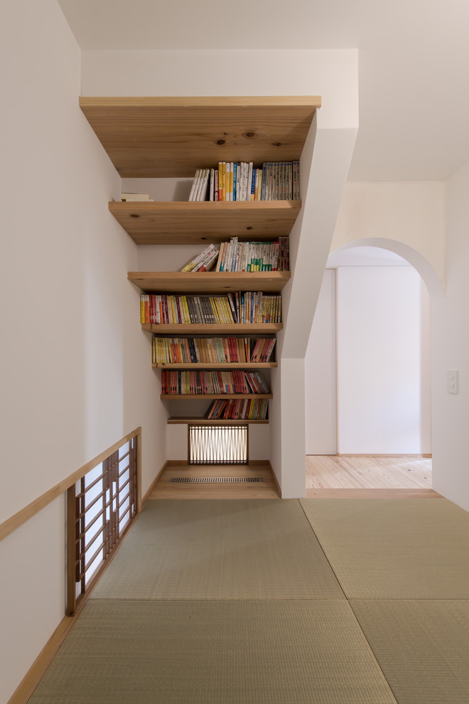Idee per un piccolo soggiorno etnico con pareti bianche, pavimento in tatami e pavimento verde
