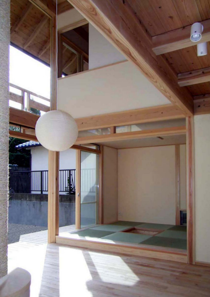 Mittelgroßes, Offenes Asiatisches Wohnzimmer mit beiger Wandfarbe und hellem Holzboden in Kyoto