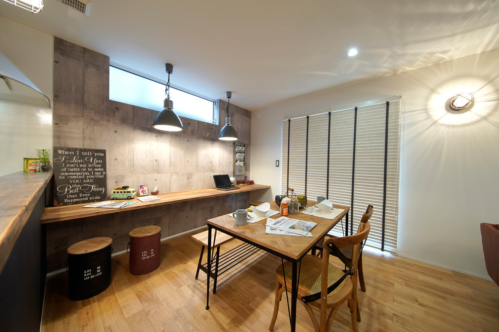Diseño de sala de estar abierta retro con paredes multicolor, suelo de madera en tonos medios y suelo marrón