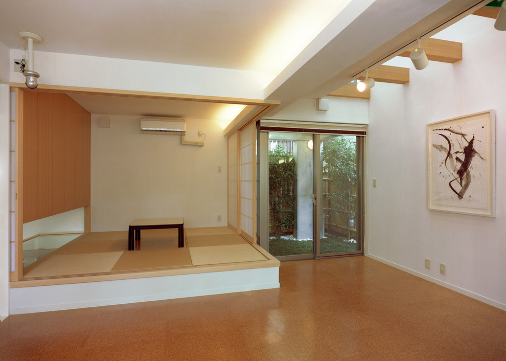 Kleines Asiatisches Wohnzimmer ohne Kamin mit beiger Wandfarbe, Tatami-Boden und beigem Boden in Tokio