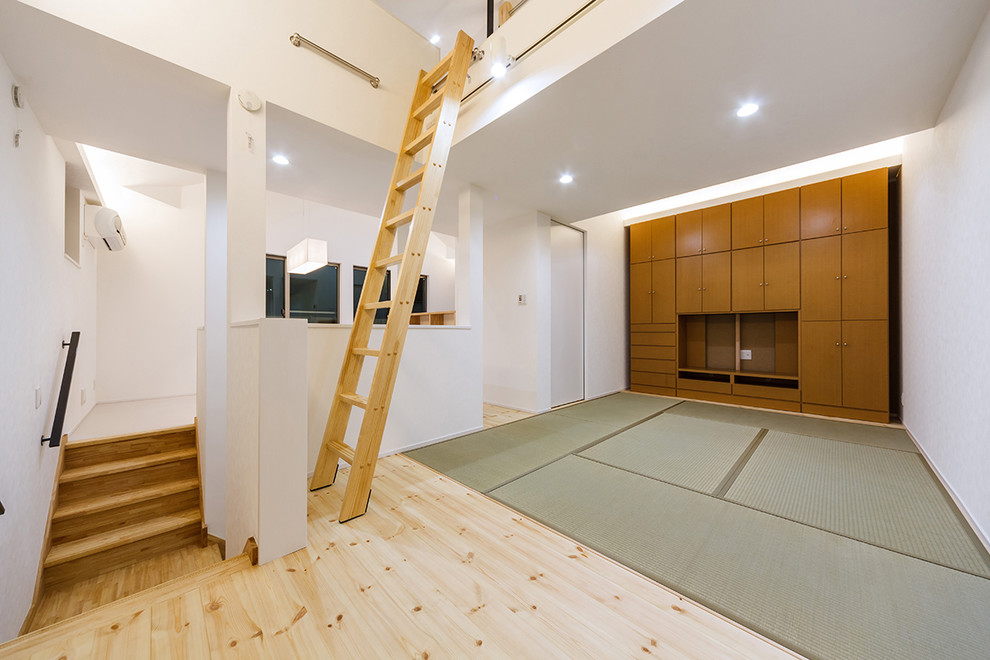 東京23区にあるアジアンスタイルのおしゃれなロフトリビング (白い壁、淡色無垢フローリング、暖炉なし、ベージュの床) の写真
