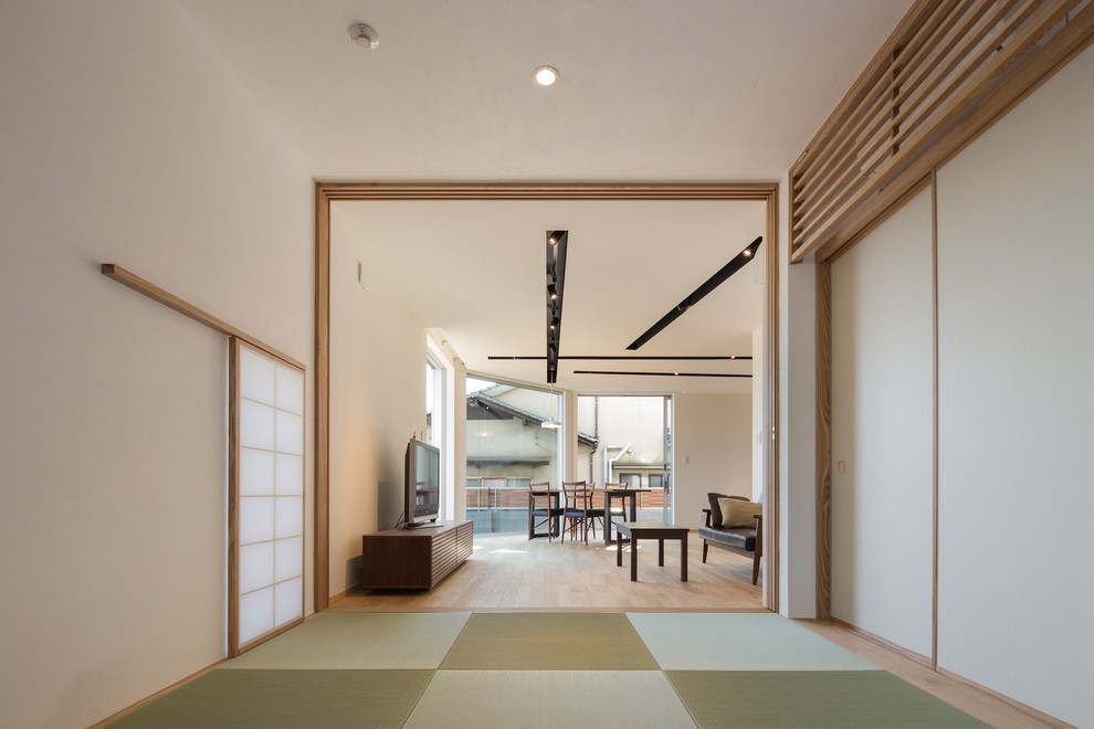 Imagen de sala de estar cerrada de estilo zen con tatami y suelo verde