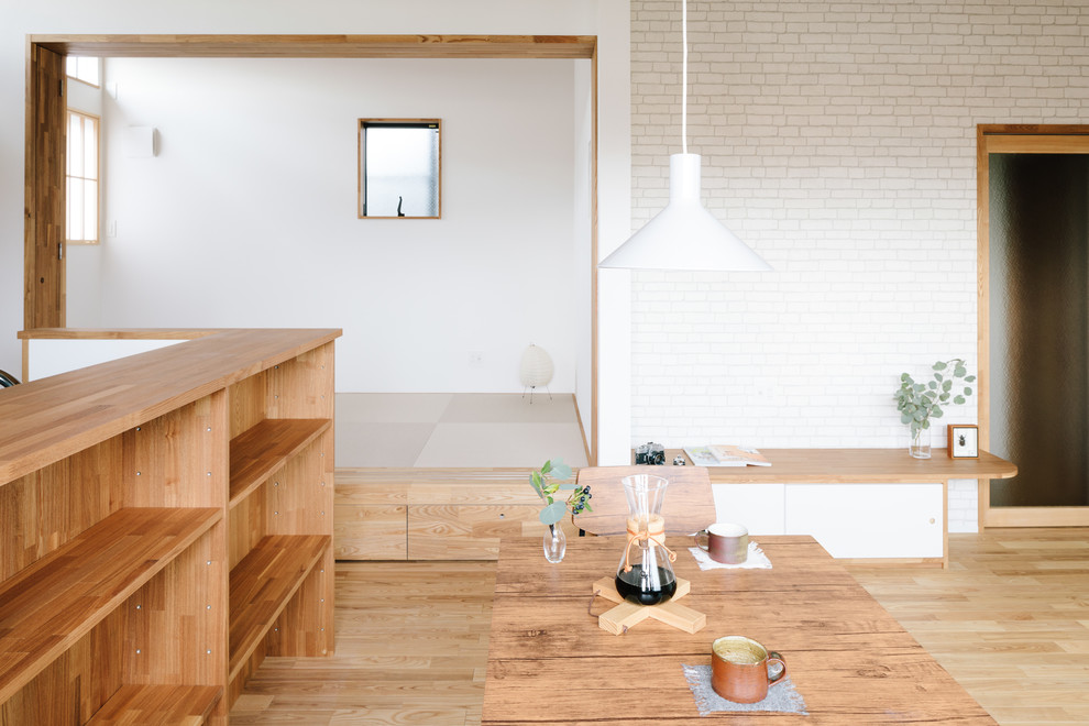 Свежая идея для дизайна: маленькая открытая гостиная комната в скандинавском стиле с белыми стенами, паркетным полом среднего тона, отдельно стоящим телевизором и коричневым полом для на участке и в саду - отличное фото интерьера