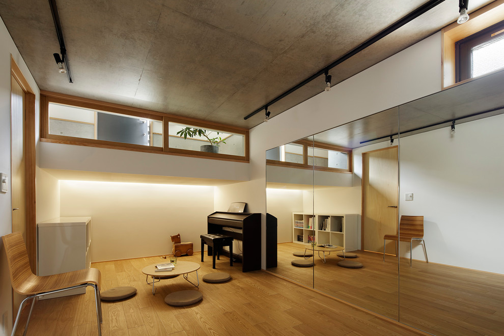 Kleines Skandinavisches Wohnzimmer mit weißer Wandfarbe, braunem Holzboden und braunem Boden in Tokio