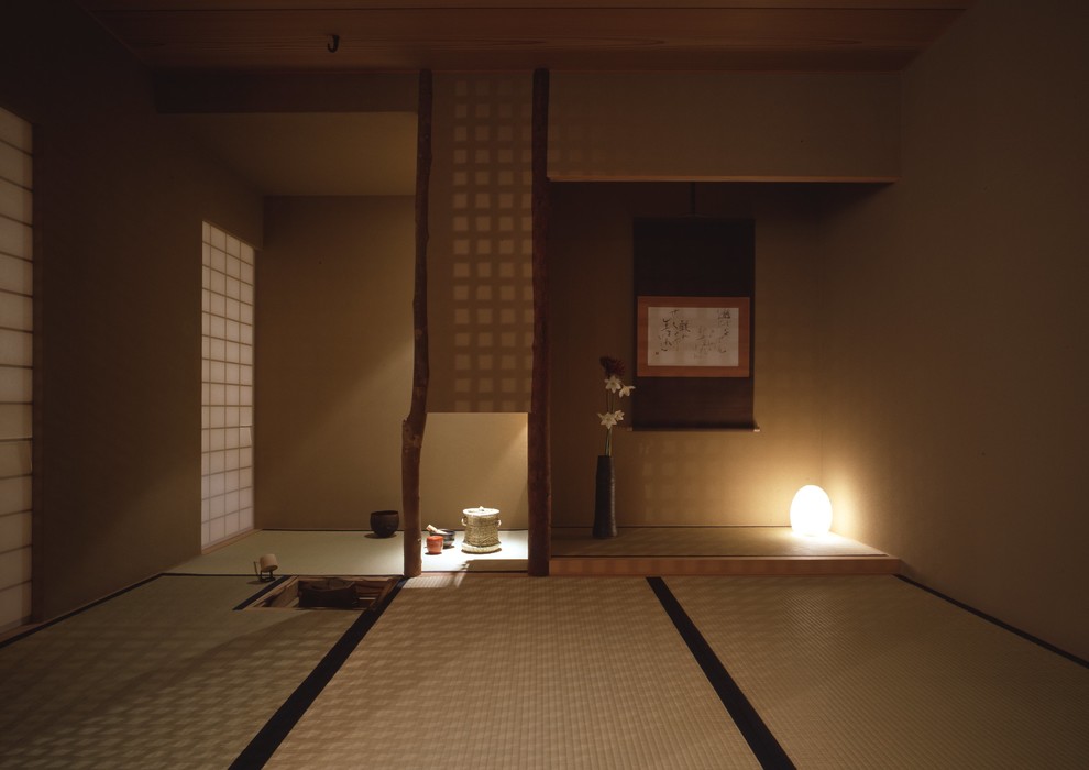 Immagine di un soggiorno etnico con pareti beige, nessun camino, nessuna TV e pavimento in tatami