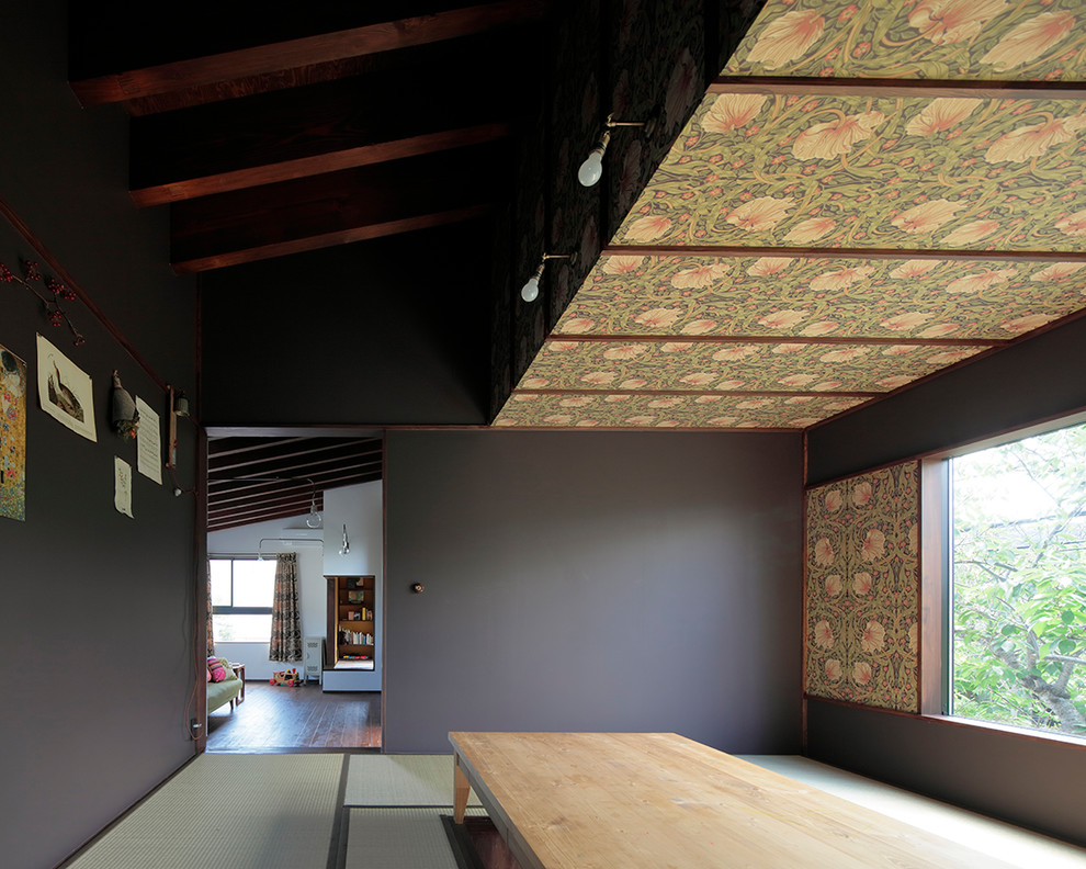 На фото: открытая гостиная комната среднего размера в стиле ретро с коричневыми стенами, татами, отдельно стоящим телевизором и зеленым полом без камина