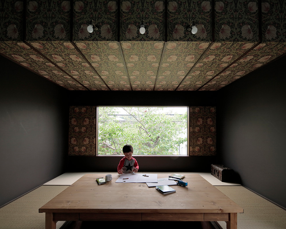 Réalisation d'une salle de séjour asiatique de taille moyenne et ouverte avec un mur blanc, un sol de tatami, aucune cheminée, un téléviseur indépendant et un sol vert.