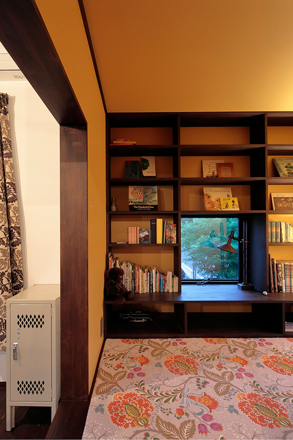 На фото: открытая гостиная комната среднего размера в стиле ретро с белыми стенами, ковровым покрытием, отдельно стоящим телевизором и белым полом без камина