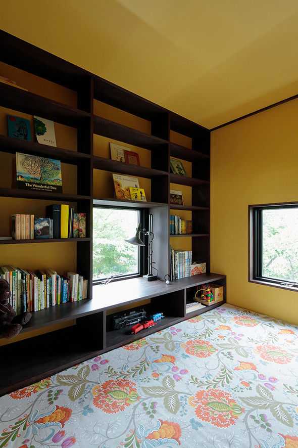 Foto di un soggiorno minimalista di medie dimensioni e aperto con pareti bianche, moquette, nessun camino, TV autoportante e pavimento bianco