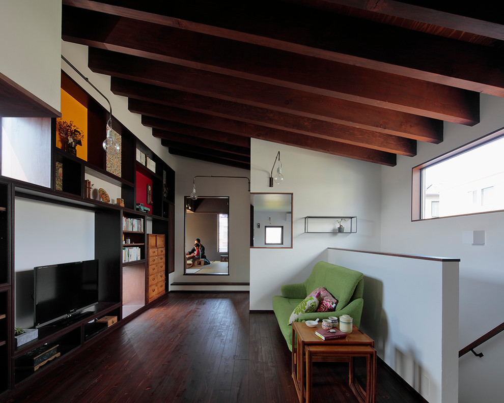 Idéer för mellanstora funkis allrum med öppen planlösning, med vita väggar, mörkt trägolv, en fristående TV och brunt golv