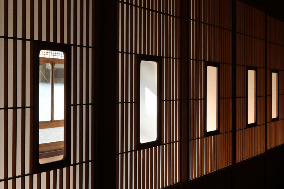 神戸にある中くらいなアジアンスタイルのおしゃれなファミリールーム (白い壁、濃色無垢フローリング、茶色い床) の写真