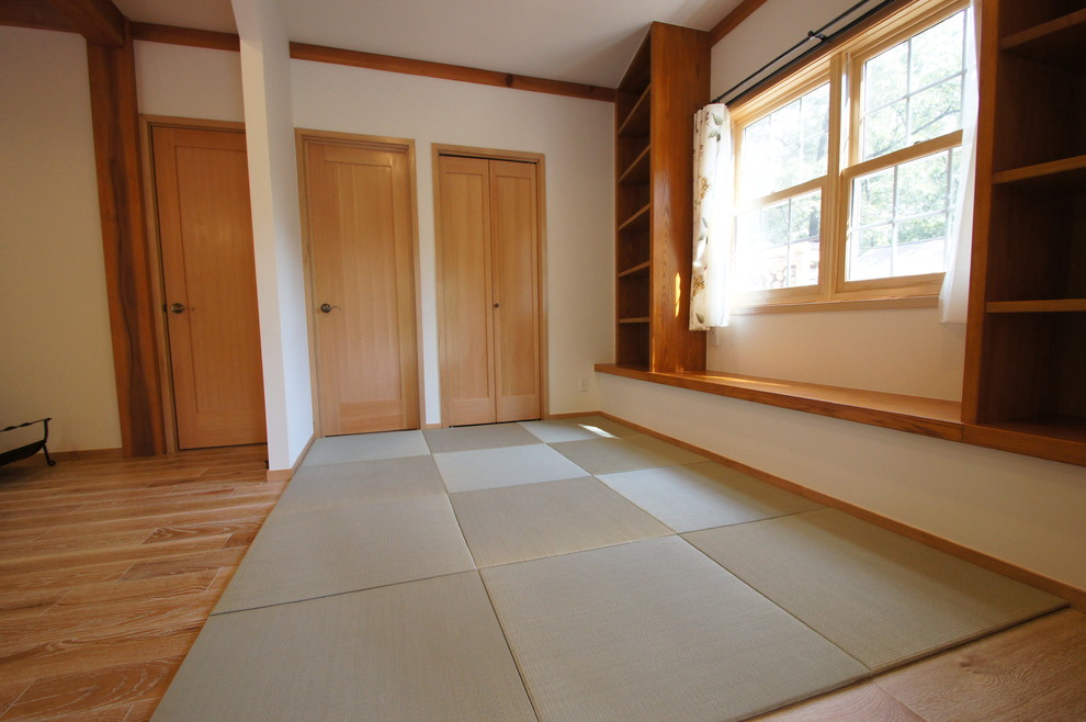 Diseño de sala de estar campestre con paredes blancas, tatami y suelo verde
