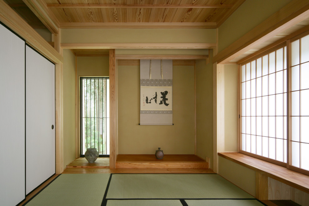 Bild på ett orientaliskt allrum, med beige väggar, tatamigolv och grönt golv