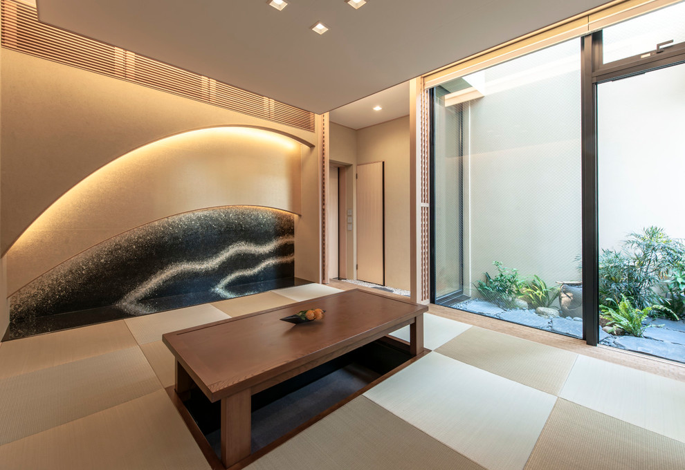 Asiatisches Wohnzimmer mit beiger Wandfarbe, Tatami-Boden und beigem Boden