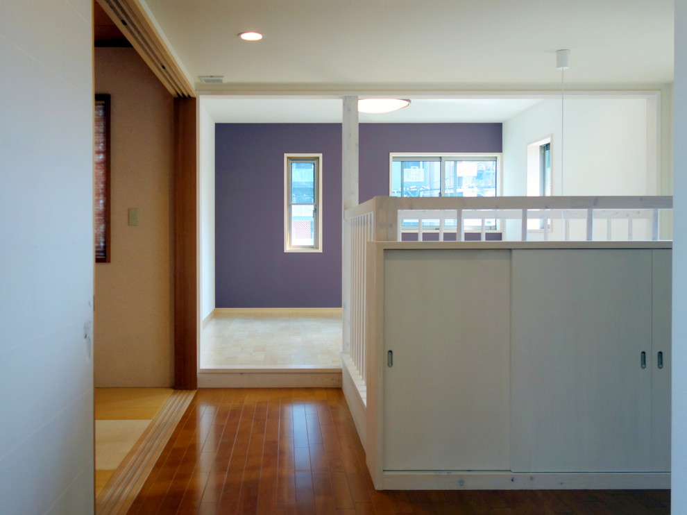 Idee per un soggiorno di medie dimensioni con pareti viola, pavimento in compensato e pavimento beige
