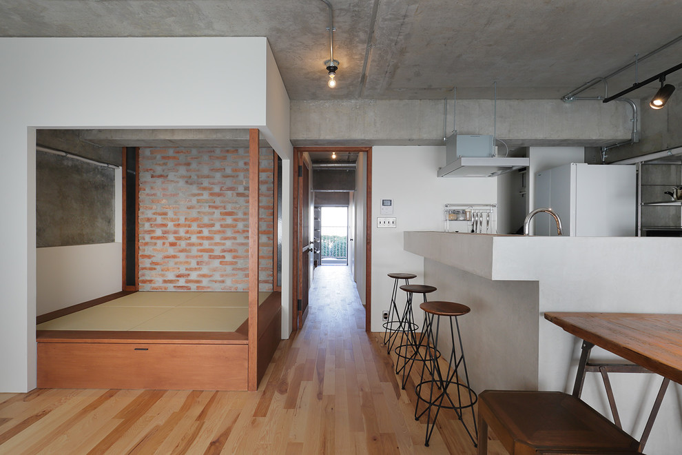 東京23区にある高級な中くらいなトラディショナルスタイルのおしゃれなオープンリビング (ホームバー、グレーの壁、無垢フローリング、暖炉なし、壁掛け型テレビ、茶色い床) の写真
